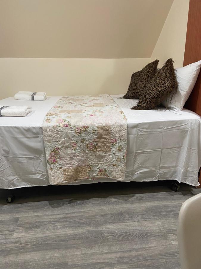 A Comfortable Room New York Bagian luar foto